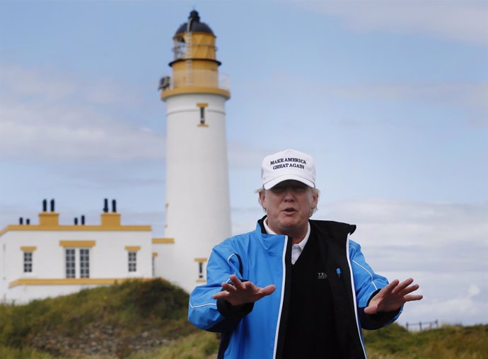 Trump en su resort de golf en Escocia