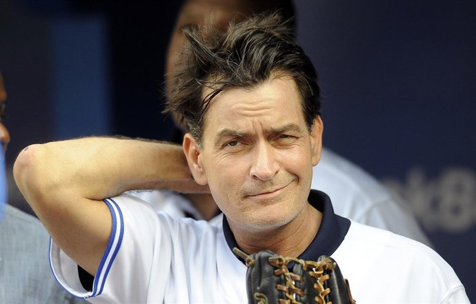 Charlie Sheen insulta a Kim Kardashian por Twitter