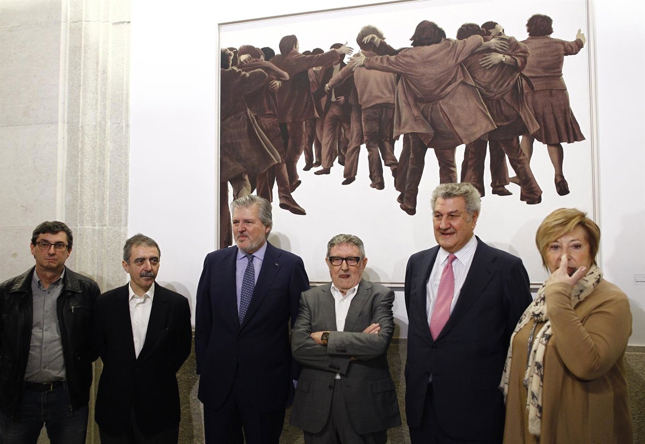 Colocación en el Congreso de El Abrazo de Juan Genovés