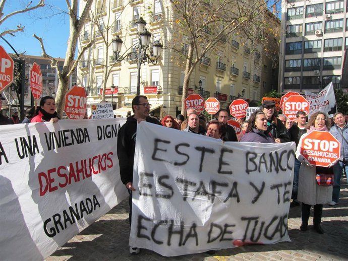 Concentración de Stop Desahucios ante una entidad bancaria