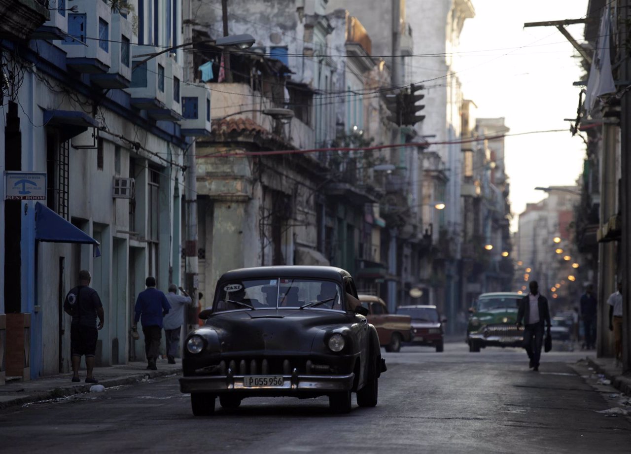 Un coche usado como taxi por las calles de la Havana