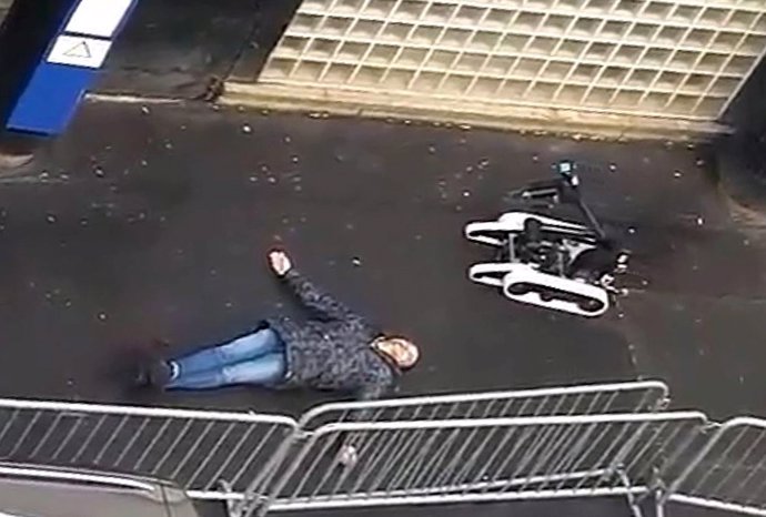 Muere abatido un hombre en París, Francia, frente a una comisaría