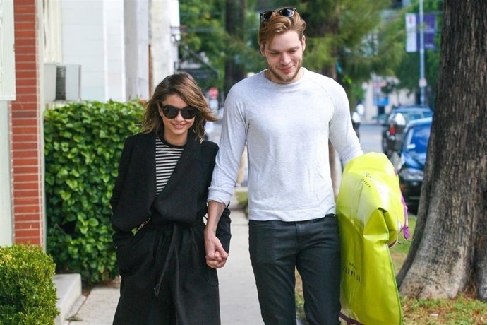  Sarah Hyland Y Dominic Sherwood