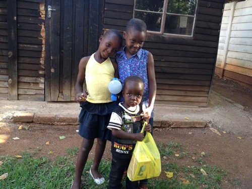 Niños africanos con lámparas solares sostenibles