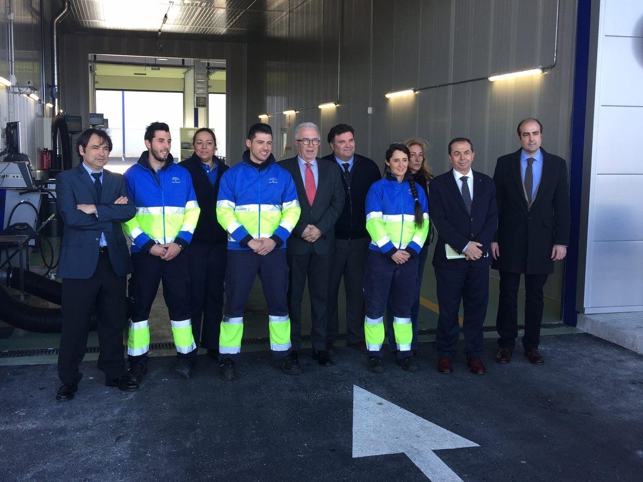 El consejero de Empleo, José Sánchez Maldonado, visita la nueva ITV de Morón 