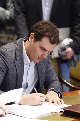 Albert Rivera recoge sus credenciales como diputado en el Congreso