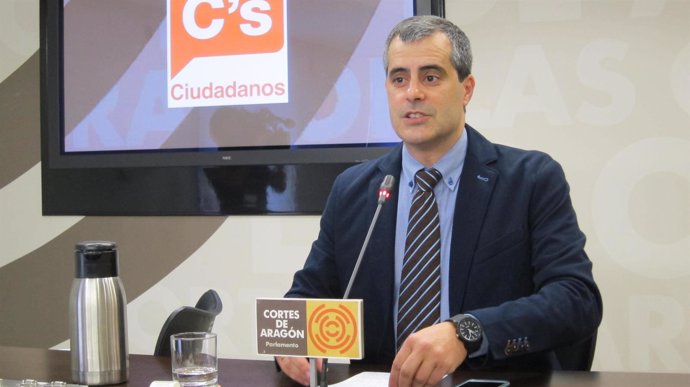 El diputado de C's, Javier Martínez, en rueda de prensa en las Cortes de Aragón