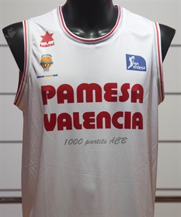 Camiseta conmemorativa del Valencia Basket por sus mil partidos en ACB