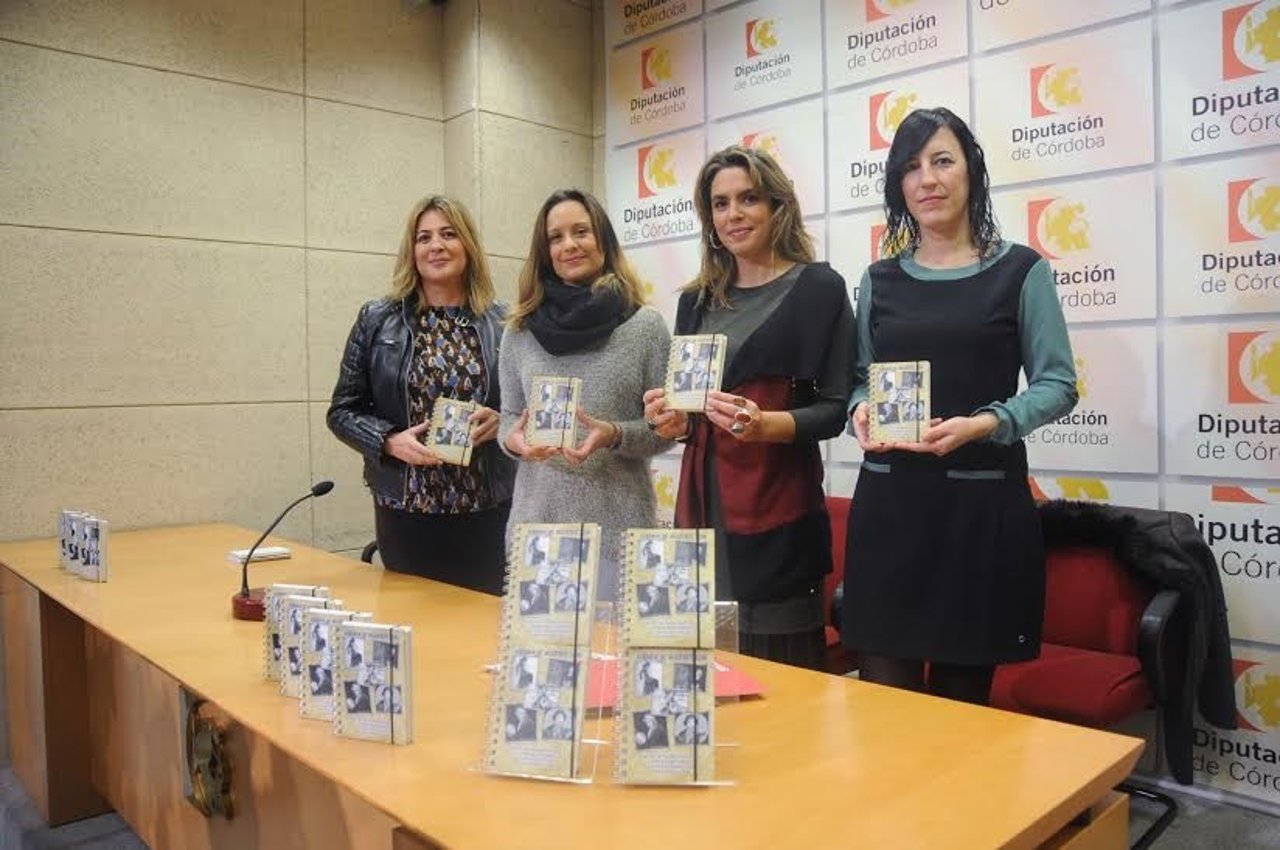 Guijarro (centro) presenta la 19ª Agenda de Mujeres