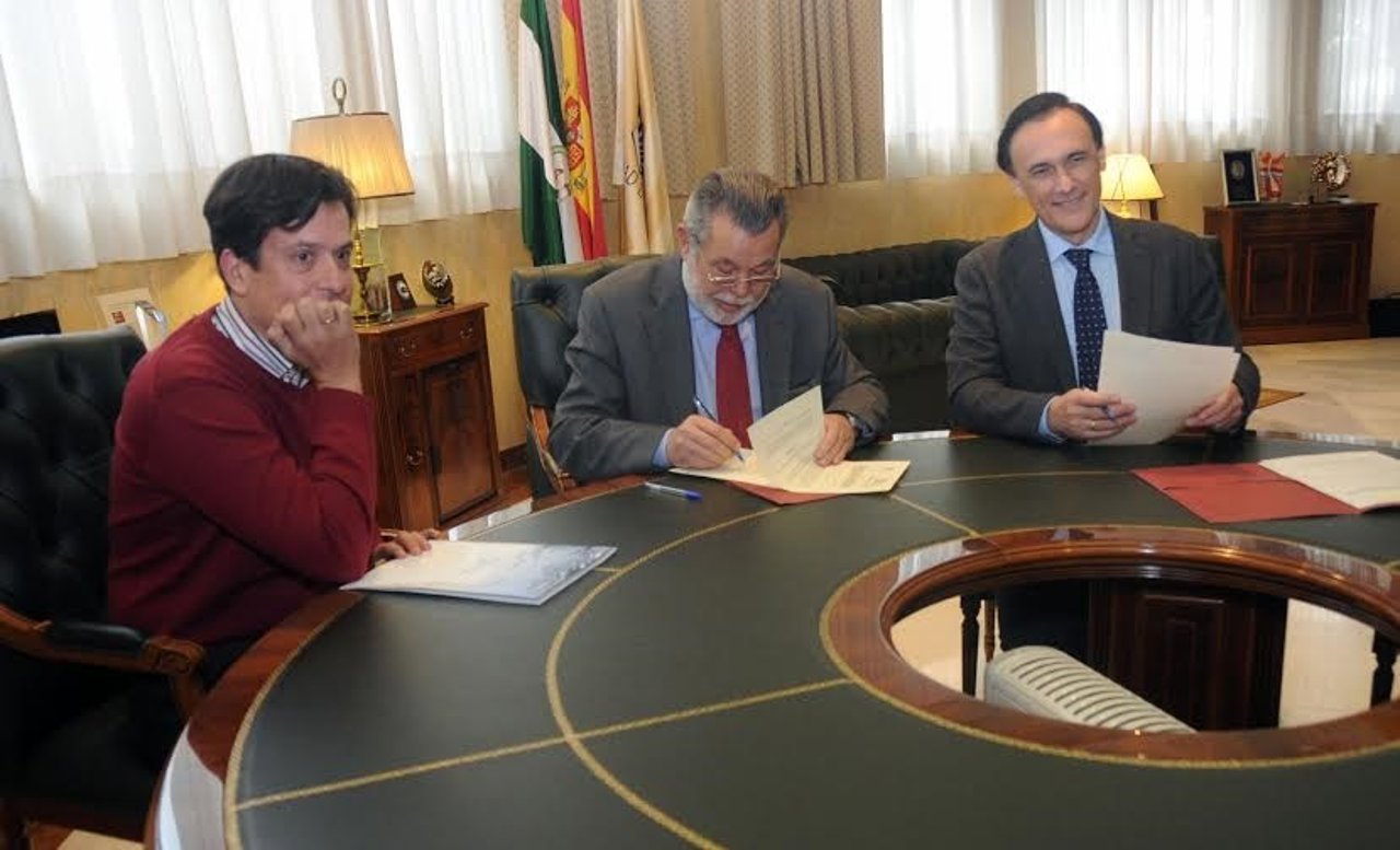 Blanco (centro) firma el convenio de colaboración con la UCO