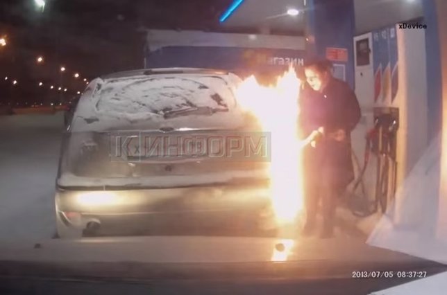 Mujer enciende juega con una cerilla en gasolinera y quema su coche