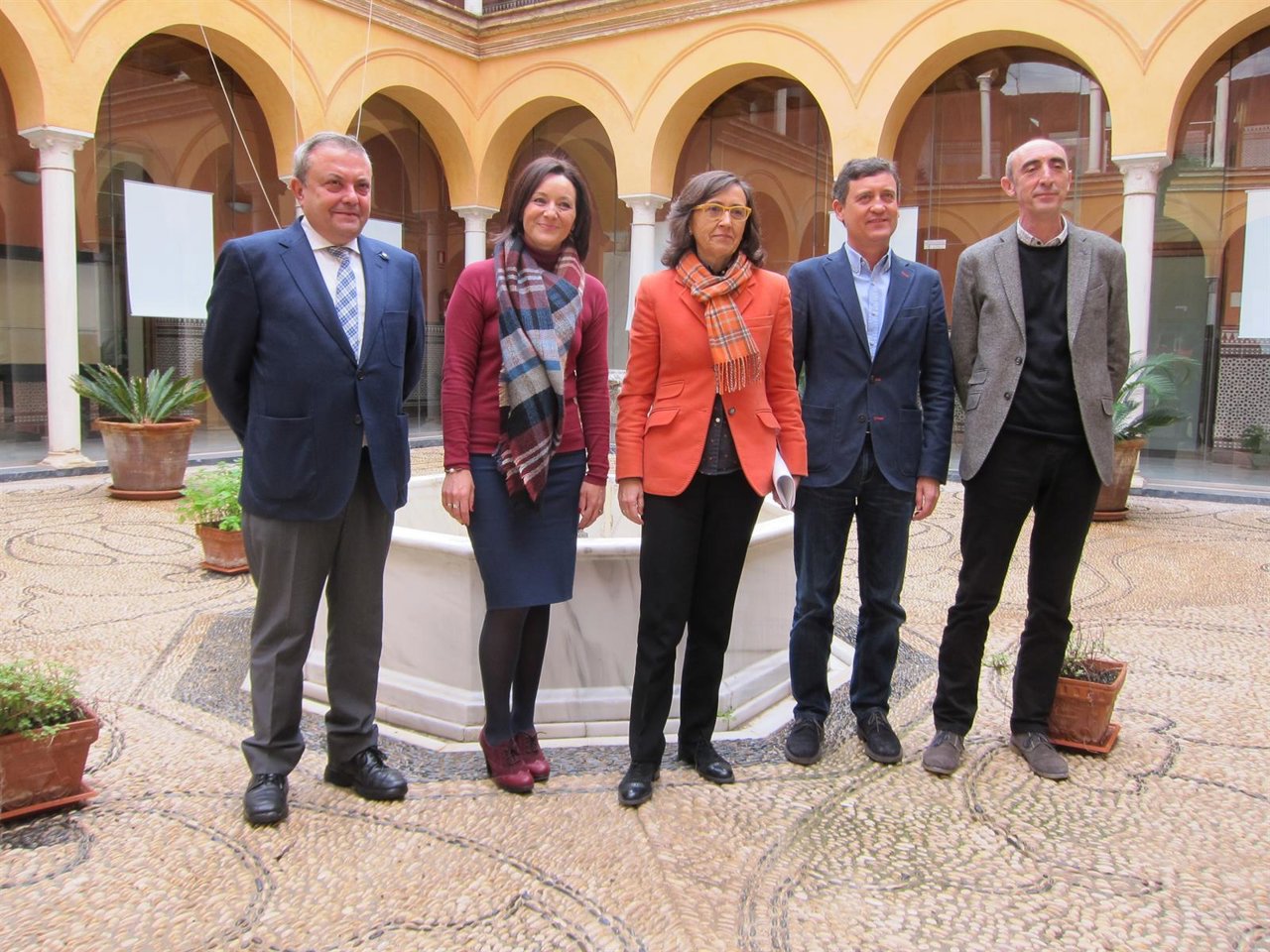 Rosa Aguilar (centro) en la Delegación de Cultura de la Junta en Córdoba