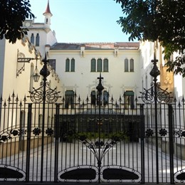 Entrada del edificio la Casa Alegre de Sagrera