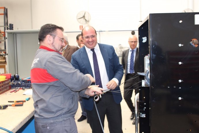 Pedro Antonio Sánchez durante su visita a la empresa Himoinsa