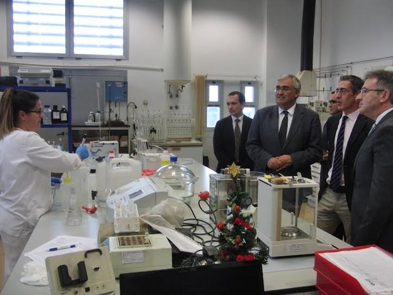 El consejero de Economía, Antonio Ramírez de Arellano, en Adesva en Lepe Huelva.