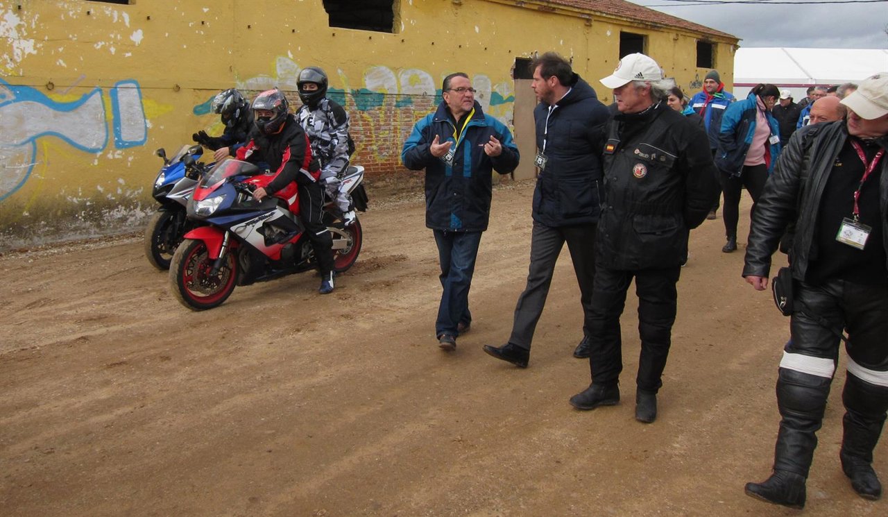 El alcalde de Valladolid conversa con el tesorero de Turismoto, José Manuel Nava