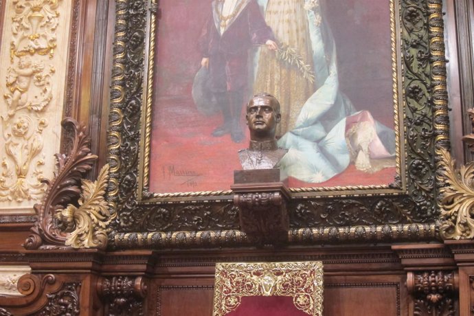 El busto de Juan Carlos I en el salón de plenos de Barcelona