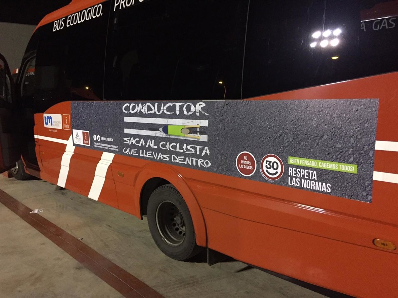 Uno de los autobuses, con la imagen de la campaña