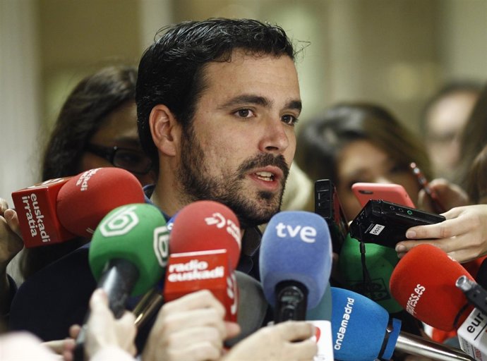 Alberto Garzón recoge el acta de diputado en el Congreso