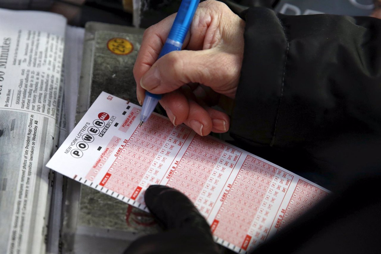 Una mujer rellena un boleto de la lotería Powerball en Estados Unidos