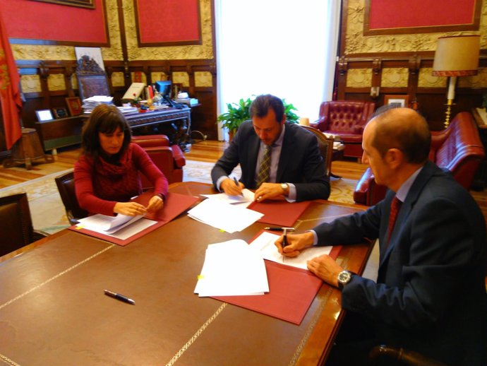 Firma del acuerdo entre el Ayuntamiento y Aguas de Valladolid