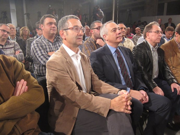 Diputado del PSC en el Parlament Jordi Terrades y el líder del PSC, Pere Navarro