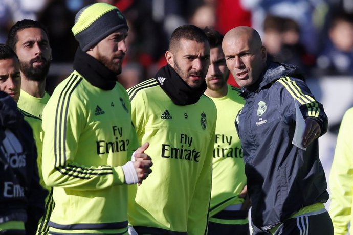 Zinedine Zidane da sus primeras órdenes como técnico del Real Madrid