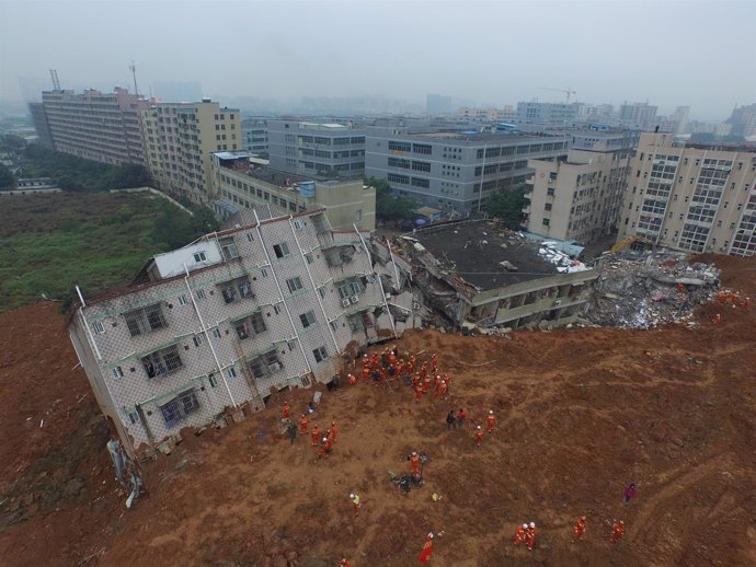 Equipos de rescate trabajan tras deslizamiento de tierra en Shenzhen (China)