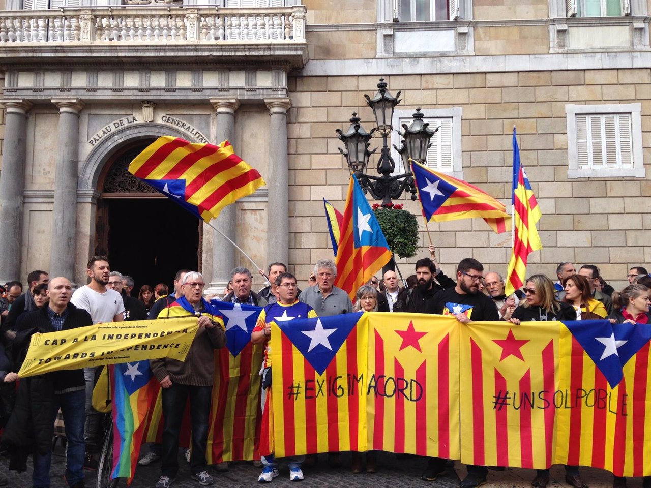 Concentración de colectivos independentistas en plaza Sant Jaume
