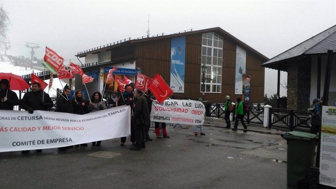 Concentración de trabajadores de Cetursa en Sierra Nevada