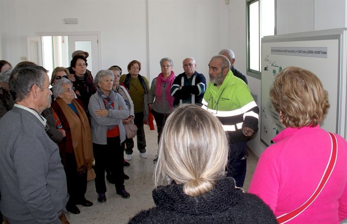Visita de personas mayores al centro de tratamiento de residuos de El Andévalo