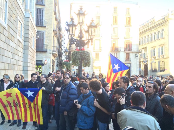 Expectación de ciudadanos y medios frente a la sede de la Generalitat
