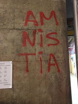 Pintada por la amnistia en el Casco Viejo de Bilbao