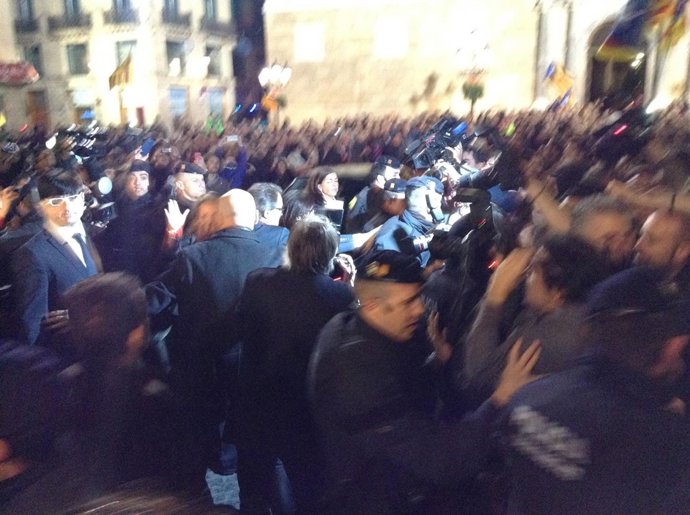 Artur Mas sale de la Generalitat tras explicar el pacto de investidura