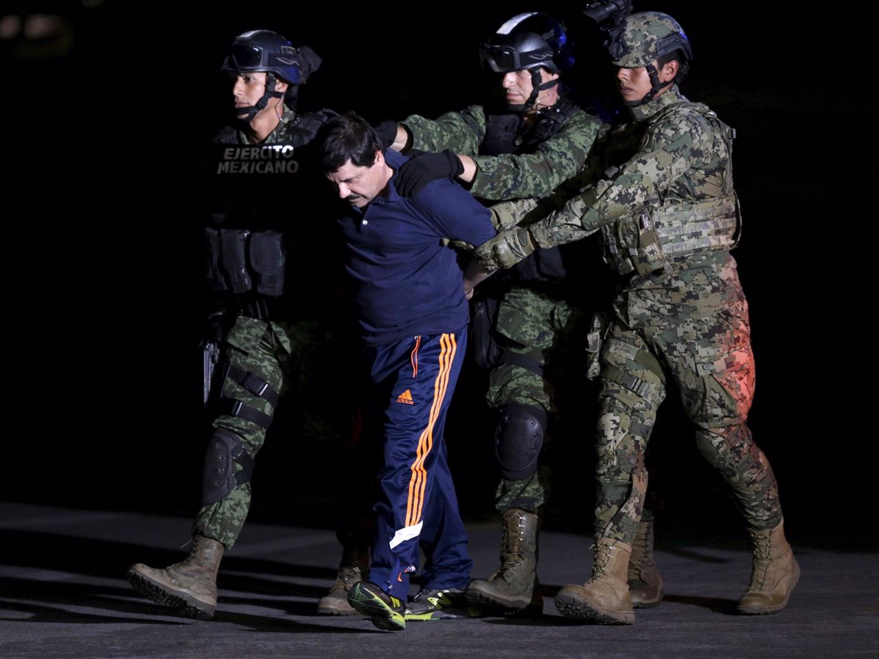 Joaquín 'El Chapo' Guzmán escoltado por militares