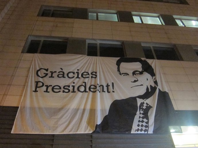 La JNC despliega en la sede de CDC la pancarta 'Gràcies president'