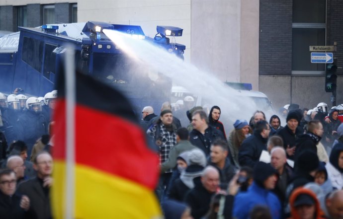 Cañón de agua contra manifestantes de PEGIDA en Colonia