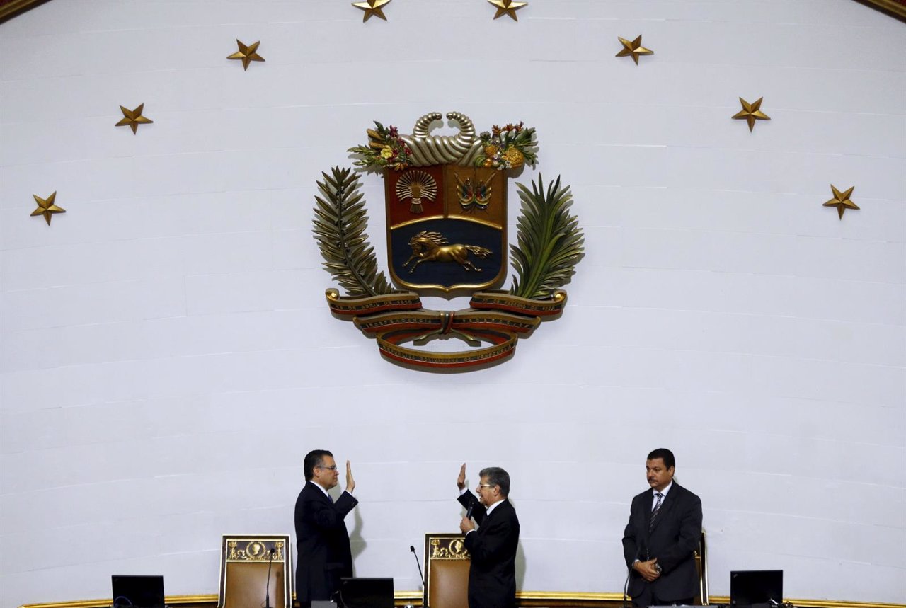 Ramos Allup, president of the National Assembly, takes the oath between first Vi