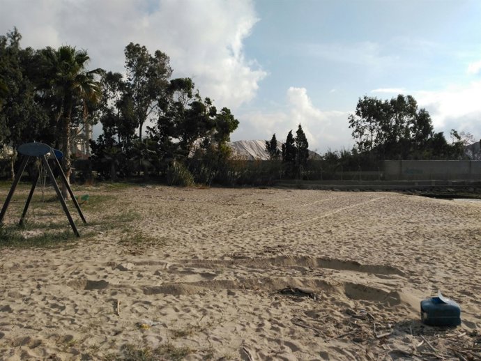 Parque infantil situado en la playa de Palmones junto a Acerinox (al fondo)