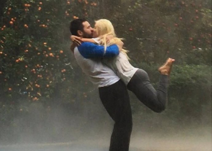 Christina Aguilera y su prometido se besan bajo la lluvia