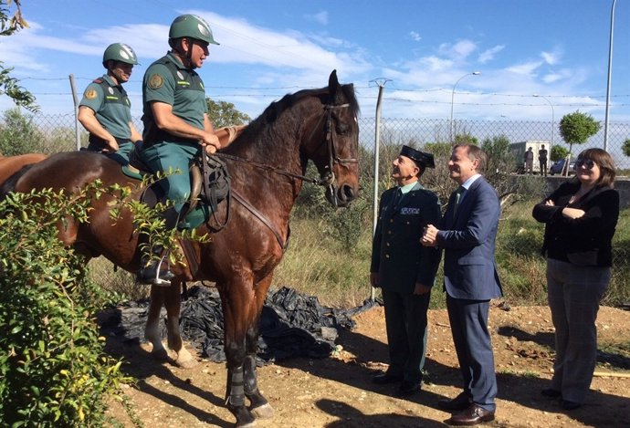 Moragues junto a miembros de la Guardia Civil