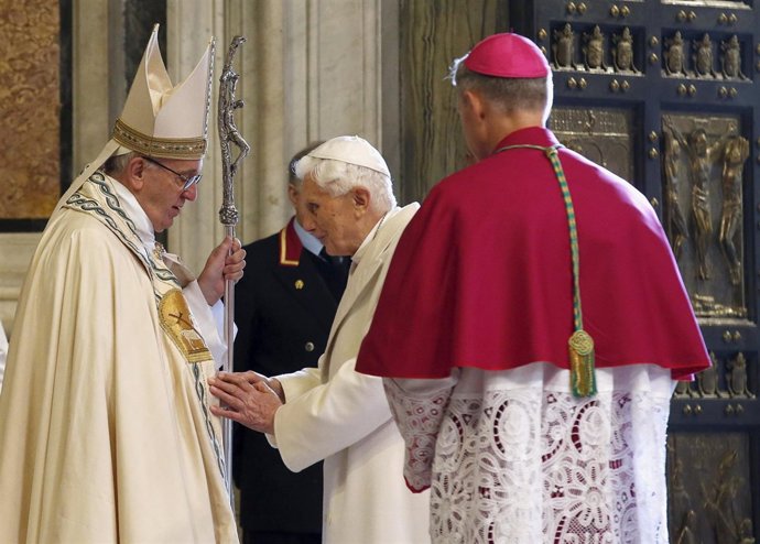 Papa Francisco con Papa Benedicto XVI en el Jubileo de la Misericordia