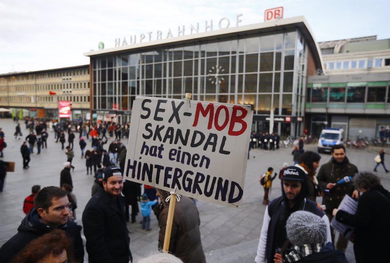 Protesta ante la Estación Central de Ferrocarril (Hauptbahnhof) de Colonia