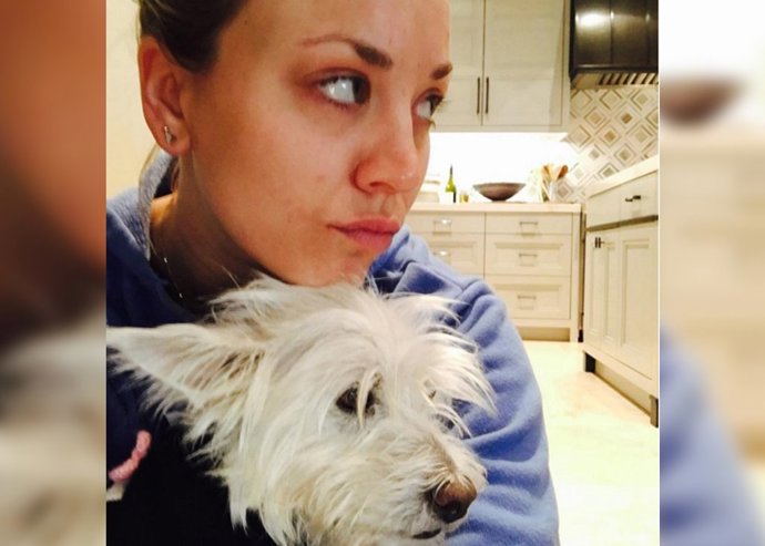 Kaley con su perrito Chester