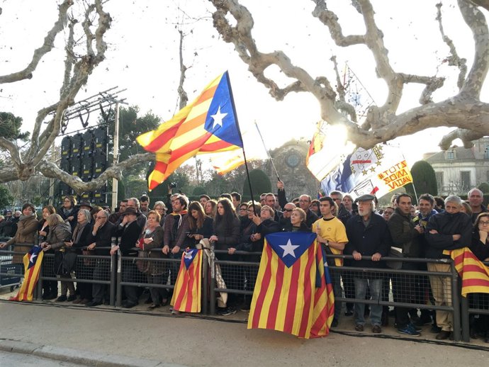 Centenares de personas se concentran a las puertas del Parlament