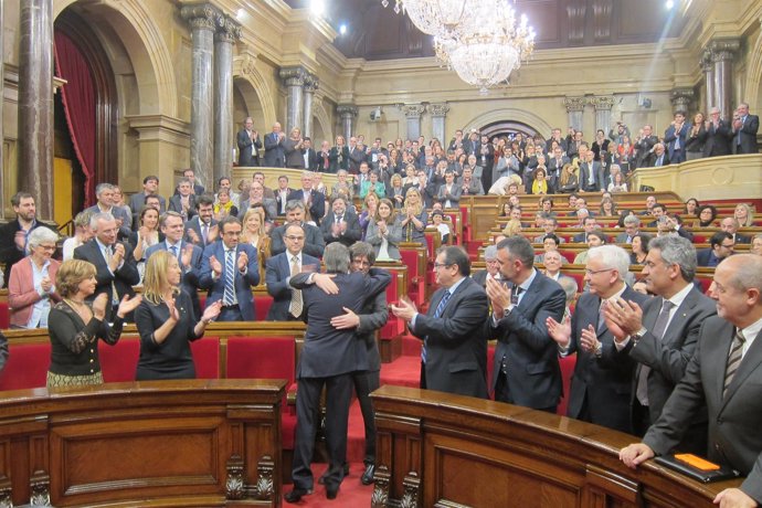 Carles Puigdemont y Artur Mas se abrazan en el pleno de investidura