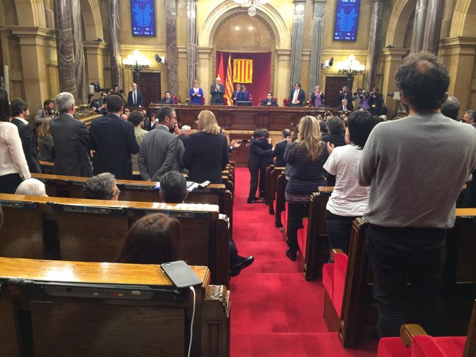 Puigdemont se abraza a Mas tras ser votado como presidente