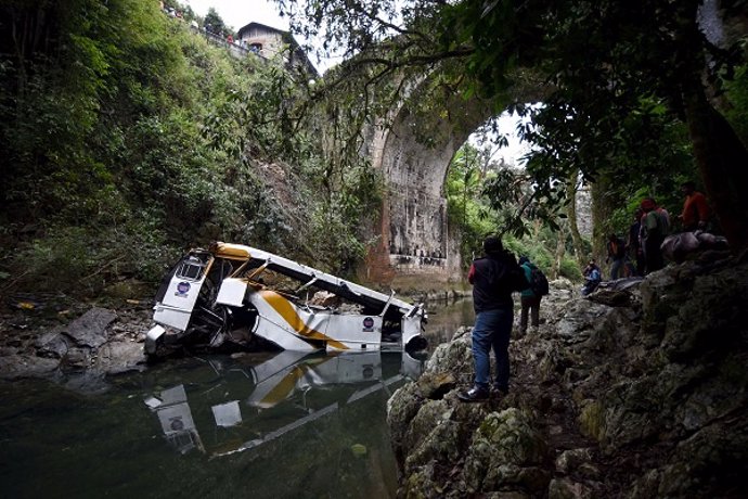 Ascienden a 21 los muertos en un accidente de autobús en México