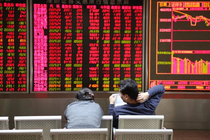 BEIJING, CHINA - JANUARY 06: (CHINA OUT) Investors observe stock market at an ex