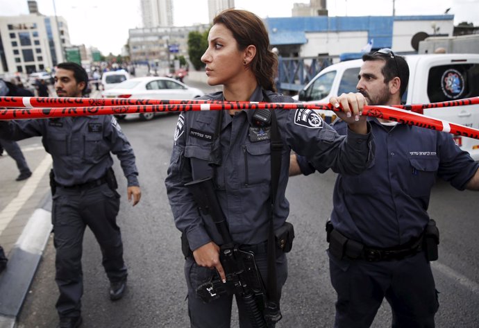 Policías israelíes en Tel Aviv